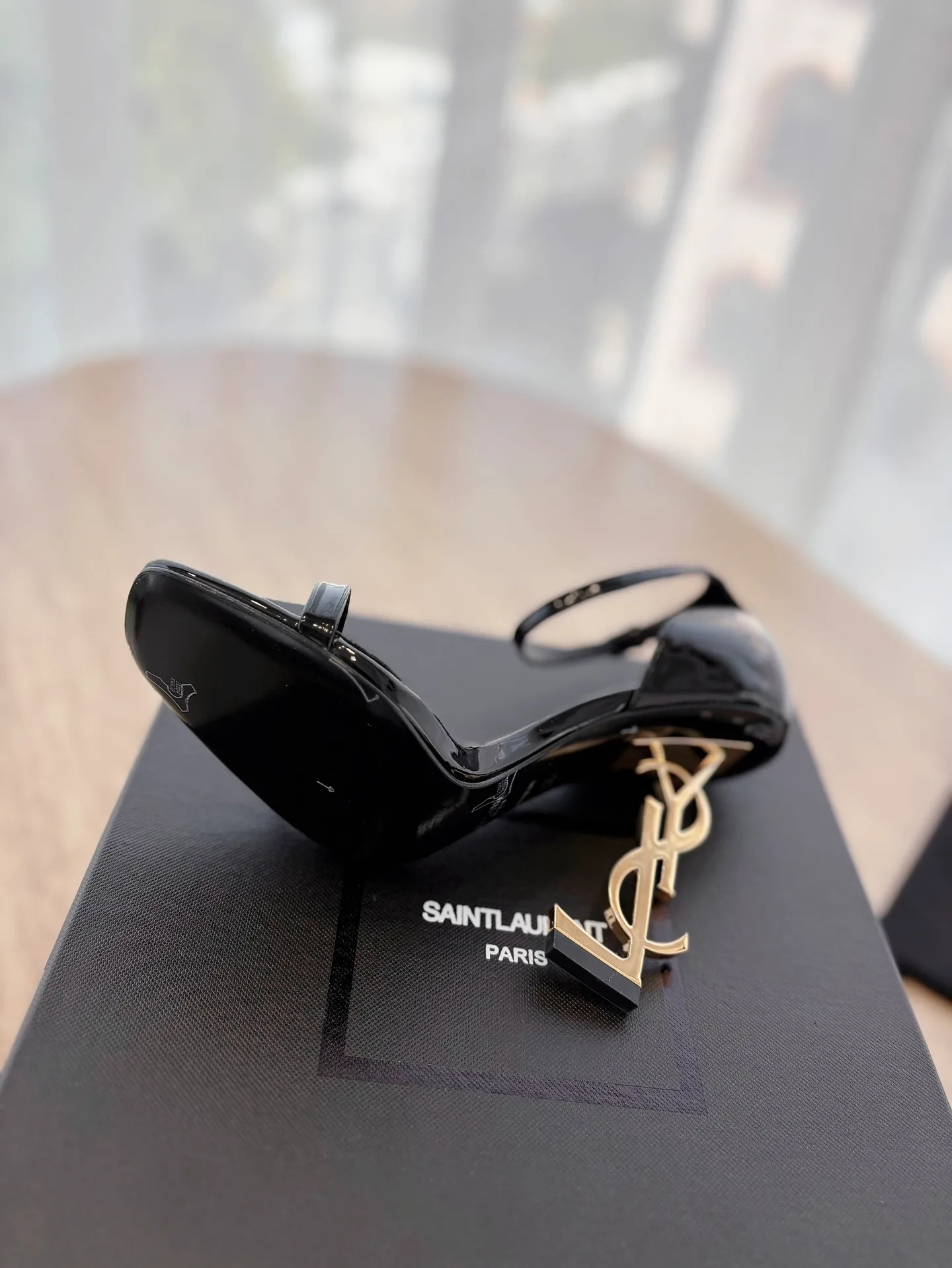 👟👟Ex-factory price 520👟👟 "SAINT LAUREN*" Saint Laurent YSL classic high-heeled shoes and sandals. Only YSL understands women's hearts best and does not accept refutation. It is a super invincible feminine artifact and a must-have for women (z-product full-body customization, own molded hardware accessories, perfect consistency). Compare the differences between pictures and products on the market ✔ Upper: Customized imported calf patent leather ✔Inner lining: imported 🐑 sheepskin ✔Sole: imported genuine leather outsole ✔Heel height: 10.5cm ✔Number of yards: 35-39 (40 can be customized and non-returnable) (Full set of packaging)
